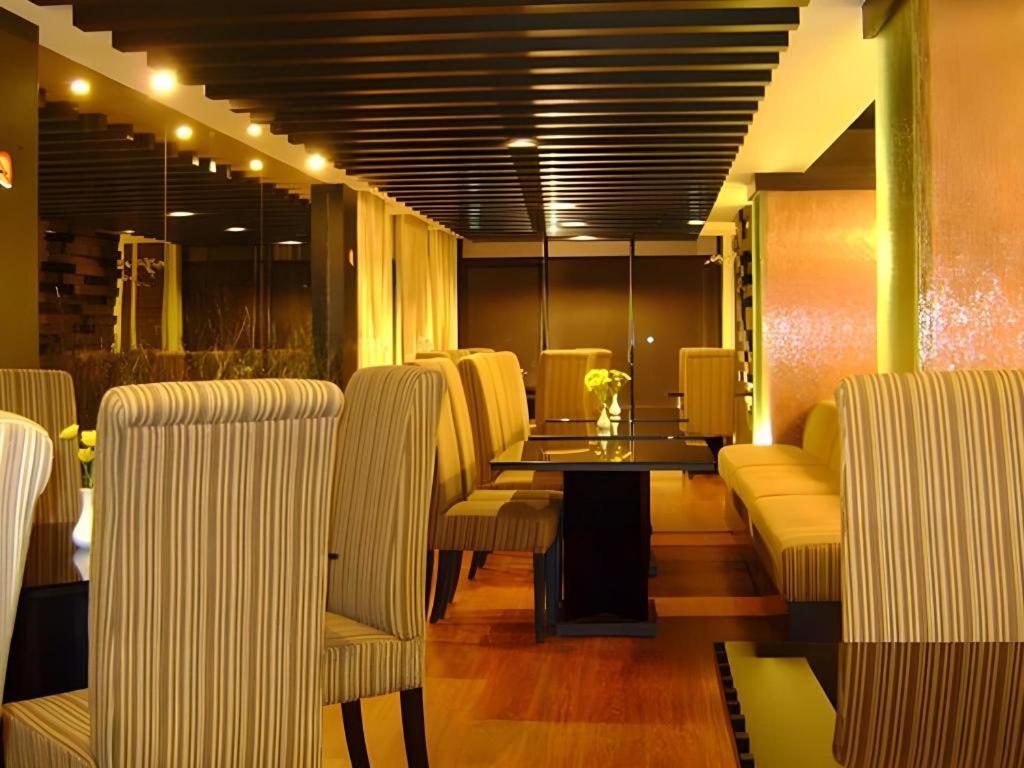 Travello Hotel Manado Exterior foto