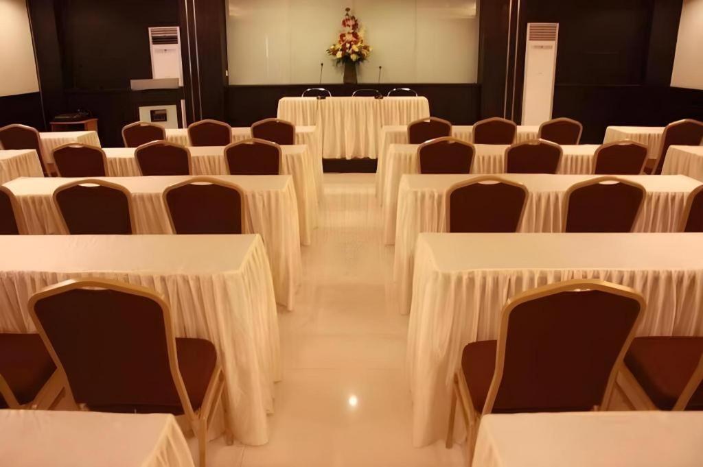 Travello Hotel Manado Exterior foto