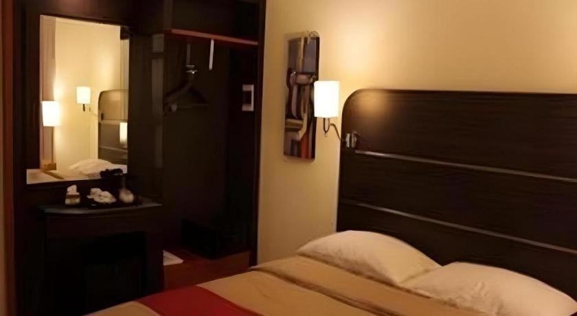 Travello Hotel Manado Exterior foto