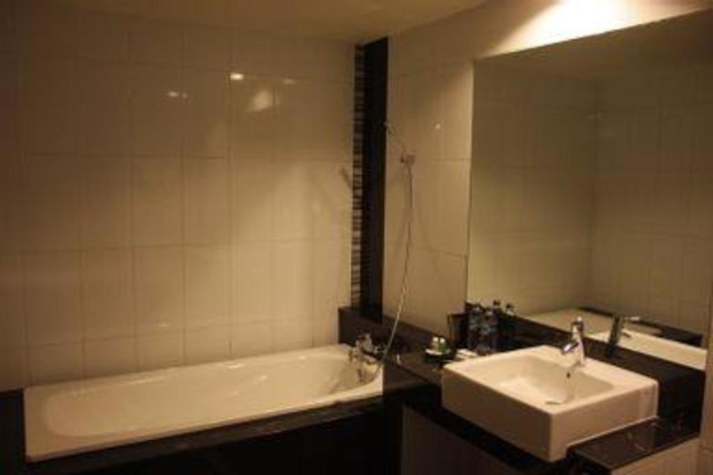 Travello Hotel Manado Exterior foto