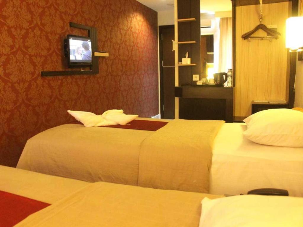 Travello Hotel Manado Exterior foto